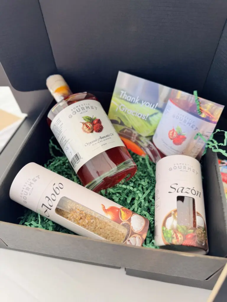 La Caja Regalo Reina de Noche Buena contiene Aceite de Achiote Ecológico Domestic Gourmet - Aceite de Achiote, Adobo Ecológico y Sazón Ecológico - Domestic Gourmet La Caja Regalo Reina de Noche Buena contiene Aceite de Achiote Ecológico Domestic Gourmet - Aceite de Achiote, Adobo Ecológico y Sazón Ecológico
